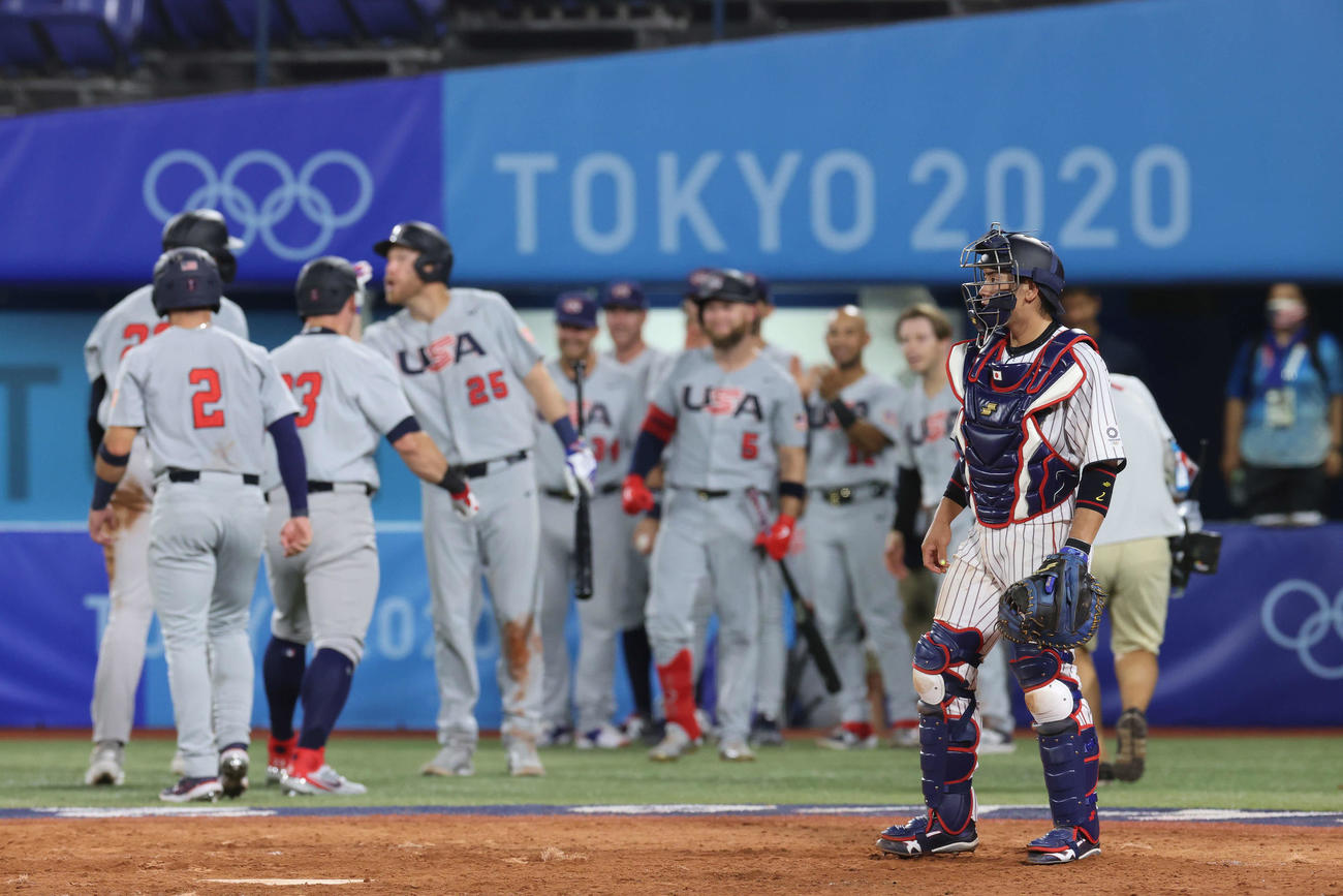 日本対米国　5回表米国無死一、二塁、カサスの3点本塁打にわく米国ベンチを横目に険しい表情の梅野（撮影・河野匠）