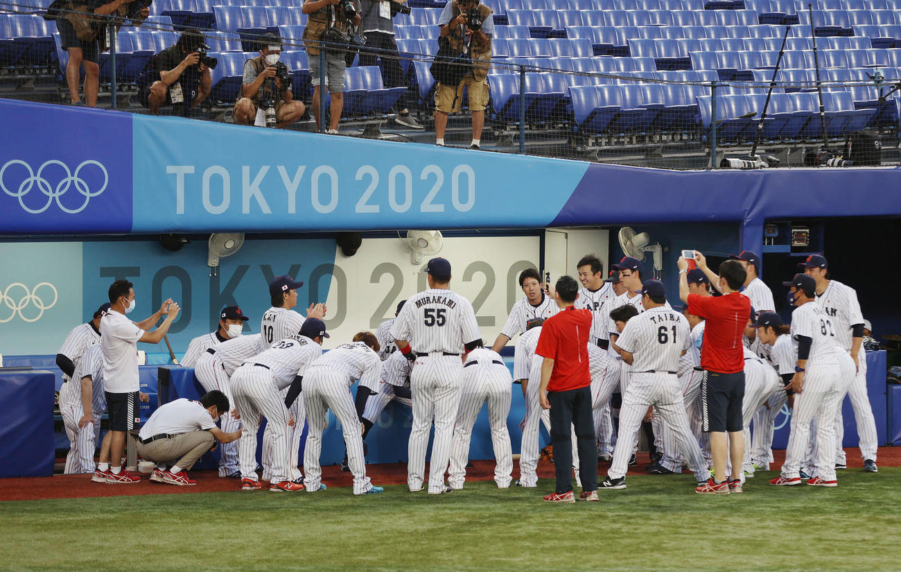 日本対米国　試合前、円陣を組む日本ナイン（撮影・河野匠）