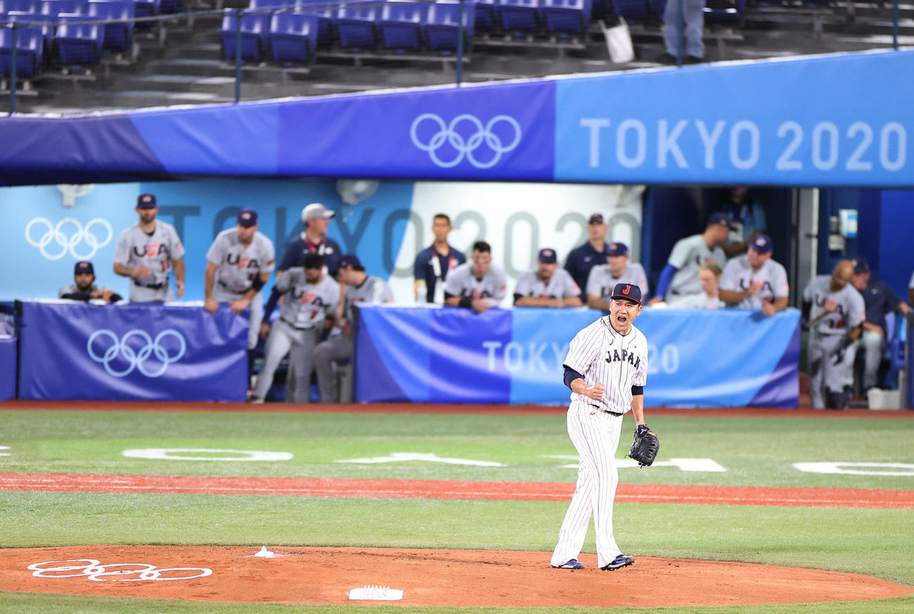 日本対米国　日本対米国　2回表米国1死一、三塁、併殺打で無失点にしのぎ雄たけびを上げる田中将（撮影・河野匠）