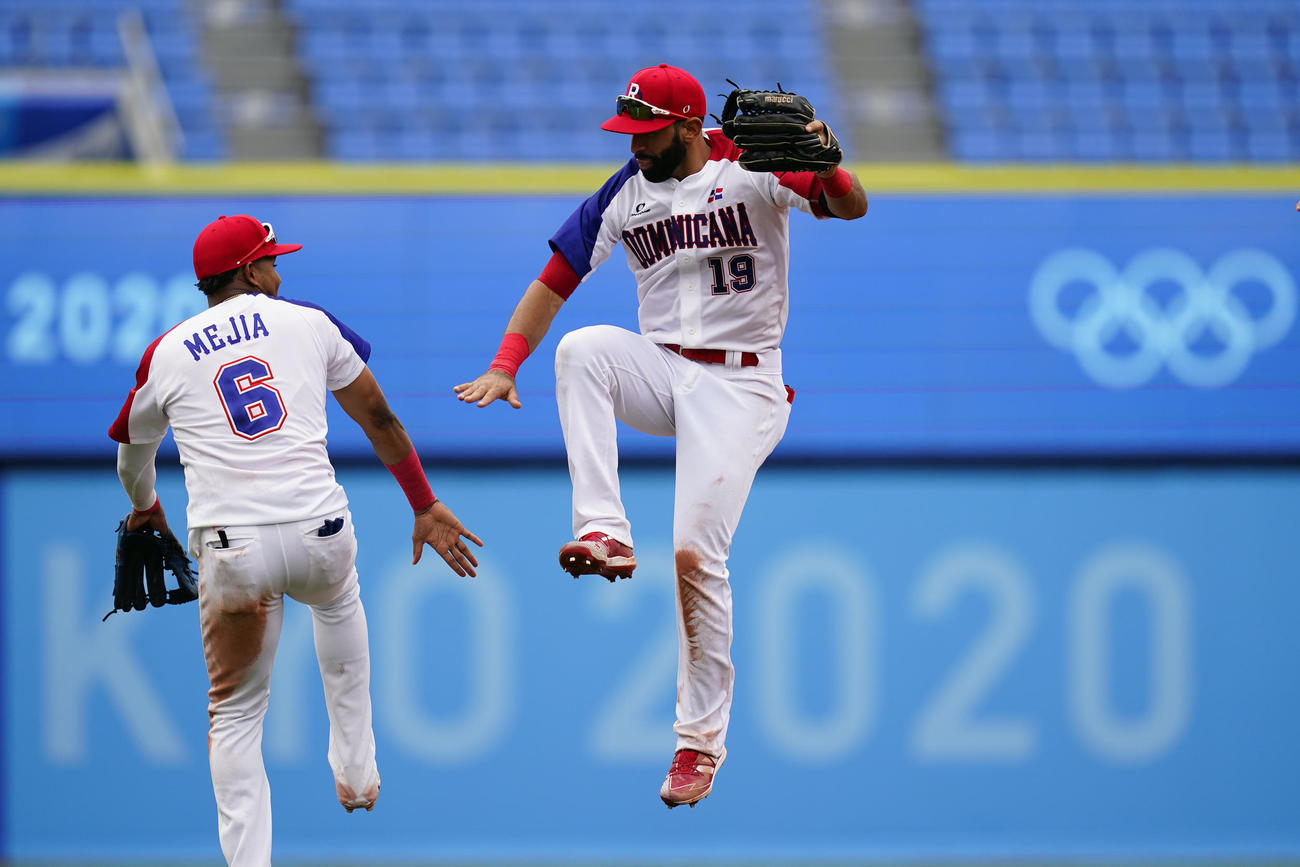 五輪野球1次リーグ　ドミニカ共和国対メキシコ　勝利を喜ぶドミニカ共和国のバティスタ（右）ら（AP）