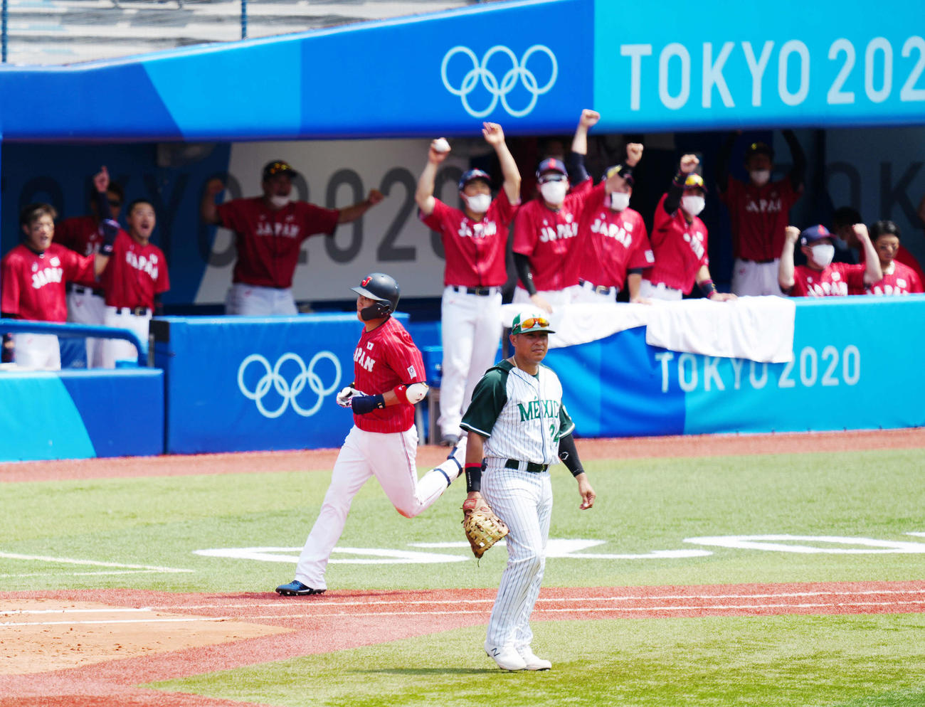 日本対メキシコ　4回表日本1死一、三塁、3点本塁打を放った山田（手前左）（撮影・江口和貴）