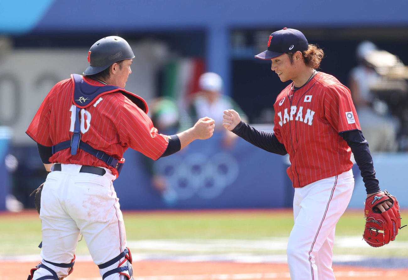 日本対メキシコ　7回裏を抑え、甲斐（左）とグータッチをかわす伊藤（撮影・河野匠）