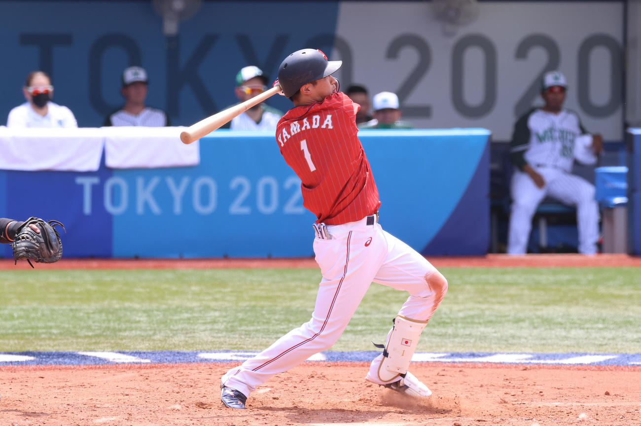 日本対メキシコ　4回表日本1死一、三塁、左越え3点本塁打を放つ山田（撮影・河野匠）