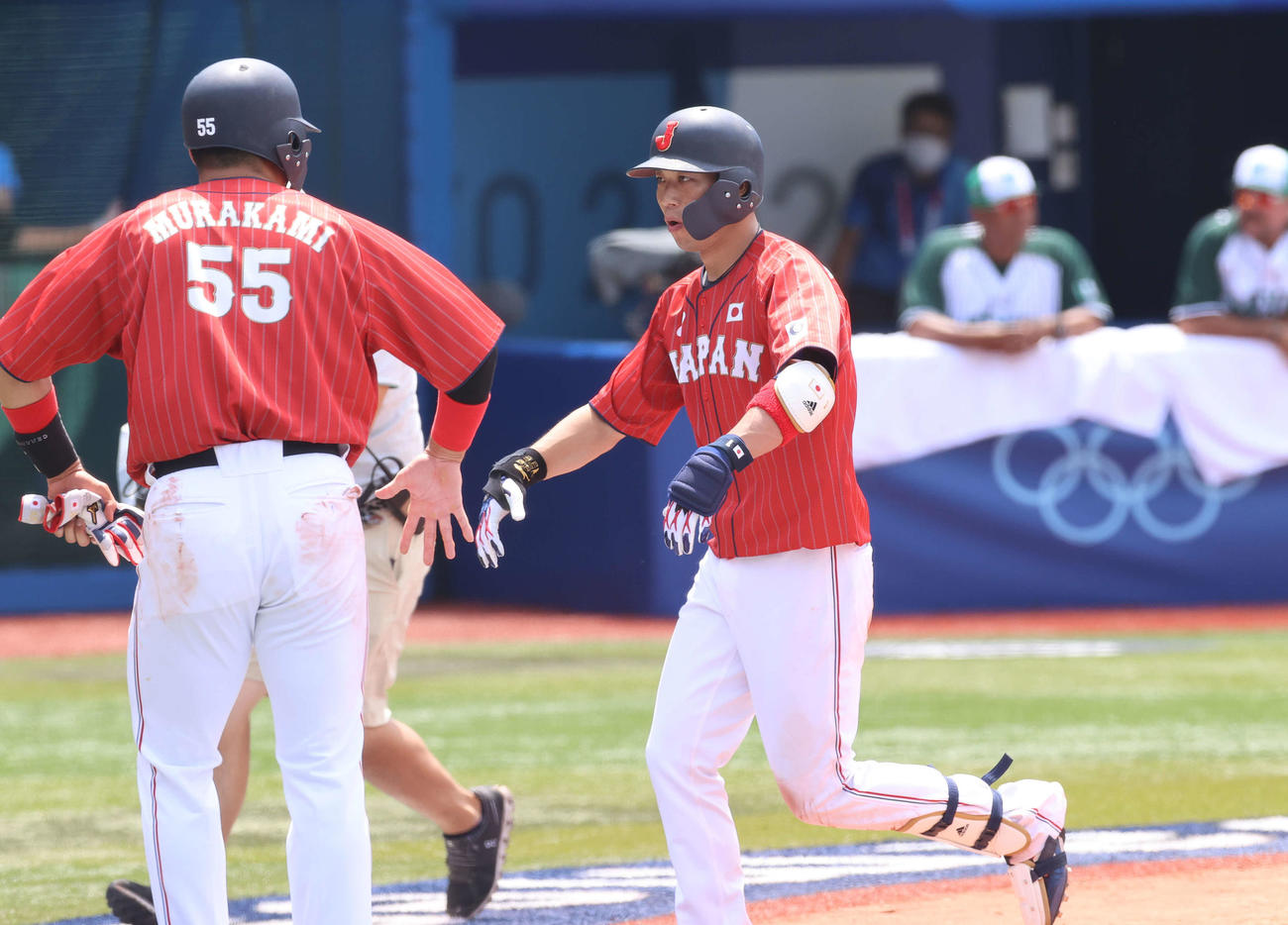 日本対メキシコ　4回表日本1死一、三塁、左越え3点本塁打を放った山田（右）は村上に迎えられる（撮影・河野匠）