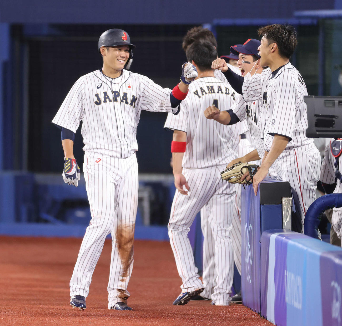 日本対米国　3回裏日本2死二塁、吉田正の適時打で生還しベンチ前で笑顔を見せる坂本（撮影・河野匠）