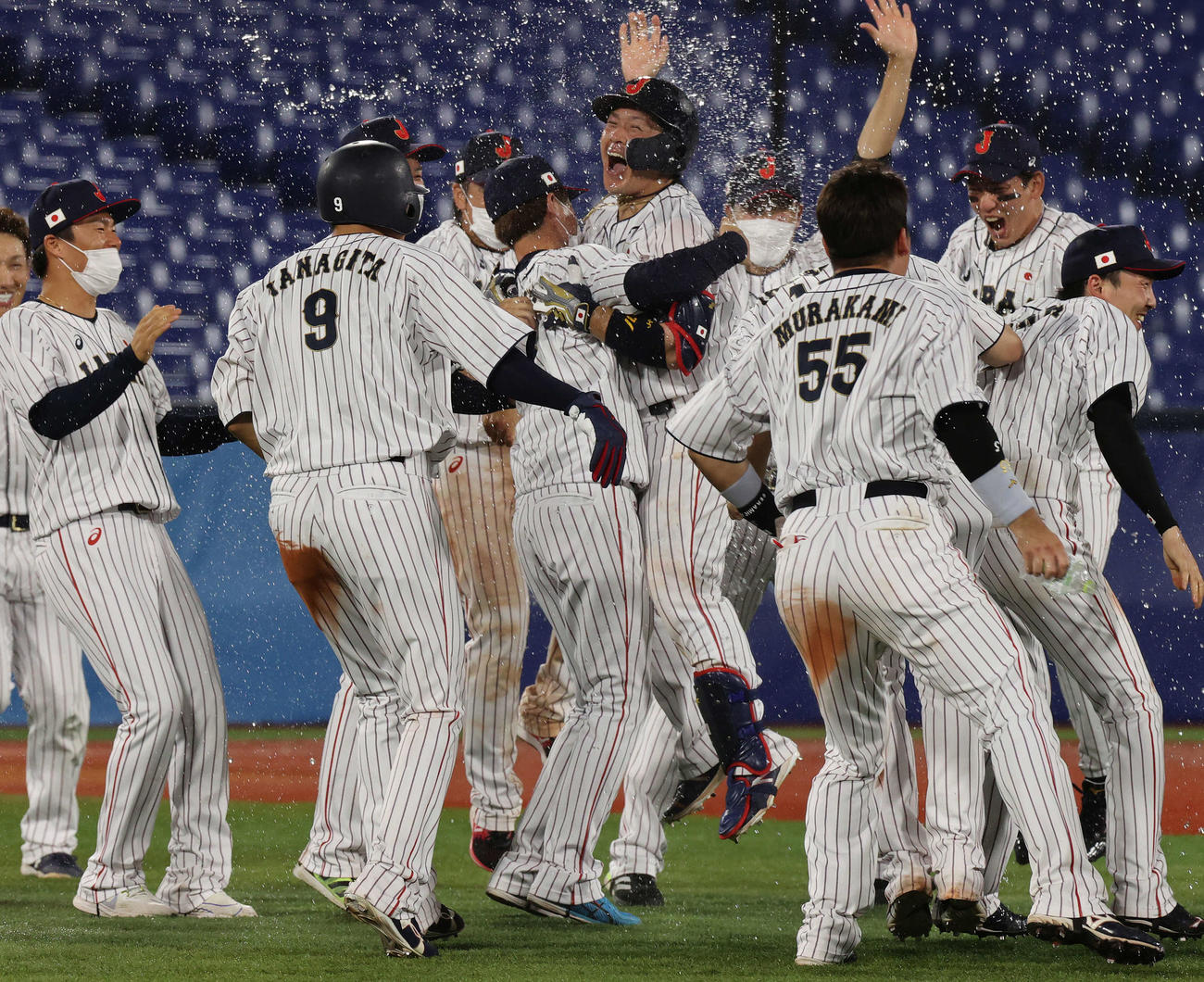 日本対米国　10回裏日本1死二、三塁、右翼フェンス直撃のサヨナラ打を放ち仲間から祝福される甲斐（中央）（撮影・河野匠）