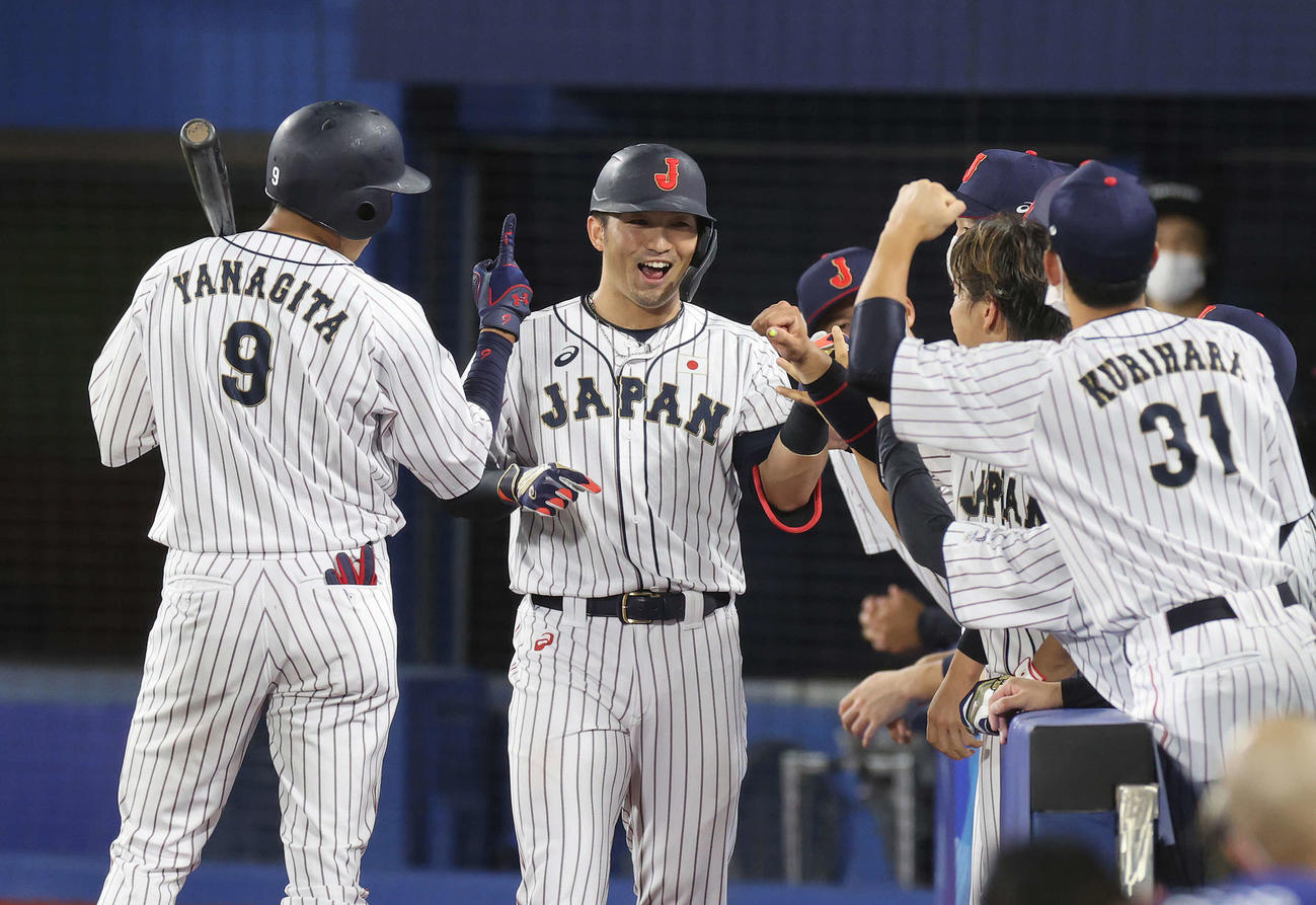 日本対米国　5回裏日本無死、本塁打を放ち笑顔を見せる鈴木誠（中央）（撮影・河野匠）