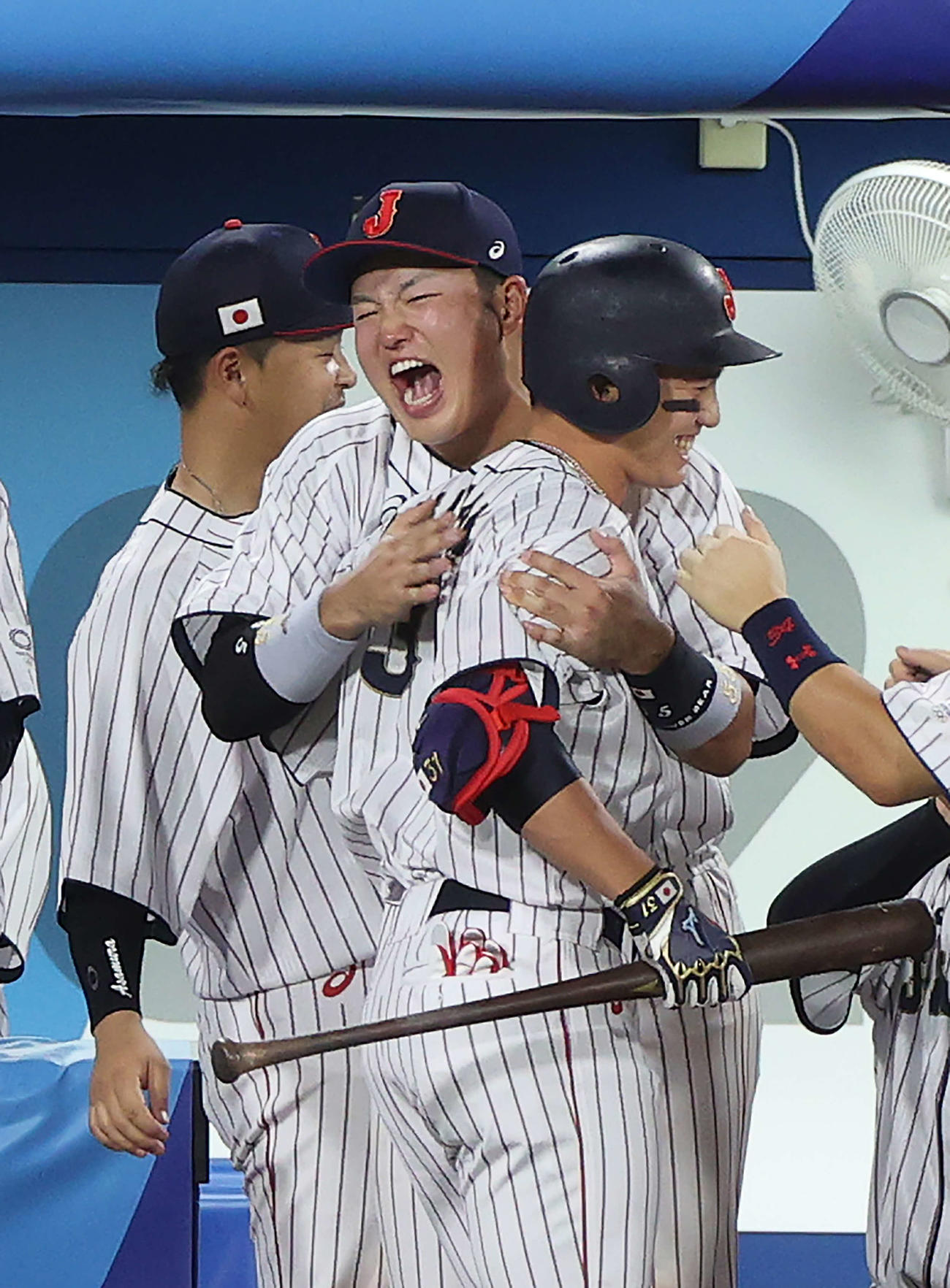 日本対米国　10回裏日本無死一、二塁、送りバントを決めた栗原（手前）は村上に抱きしめられる（撮影・河野匠）