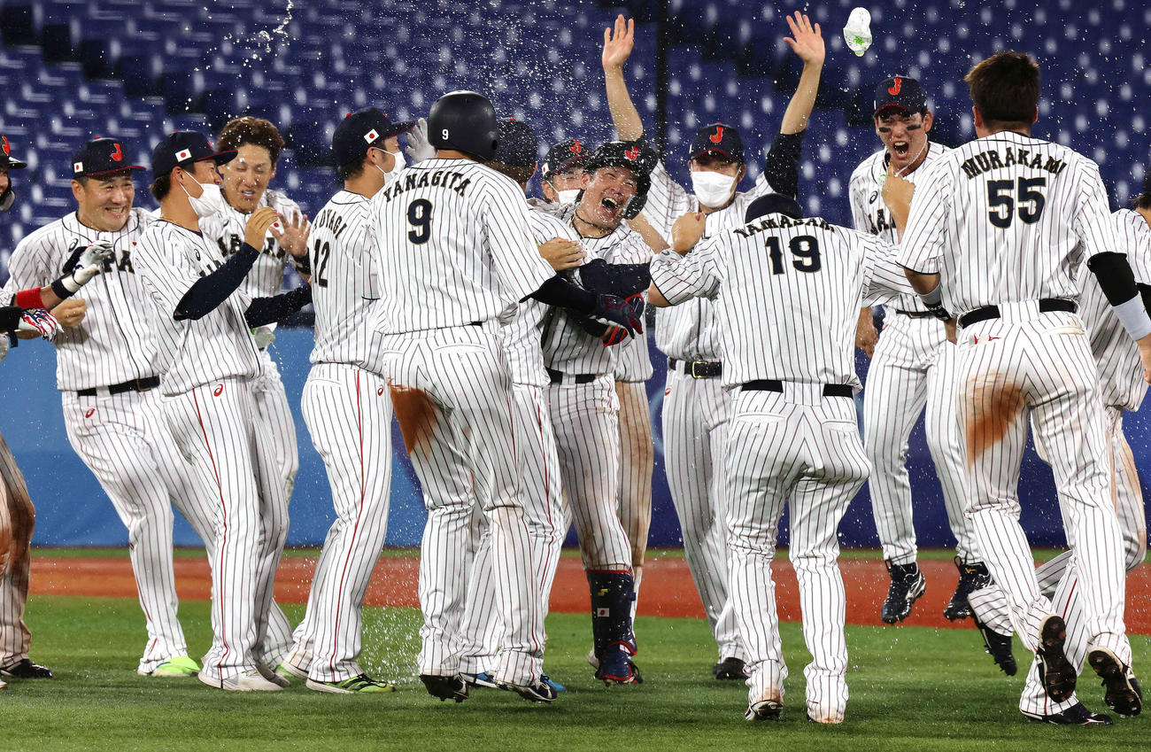 日本対米国　10回裏日本1死二、三塁、右翼フェンス直撃のサヨナラ打を放ち水を掛けられる甲斐（中央）（撮影・河野匠）