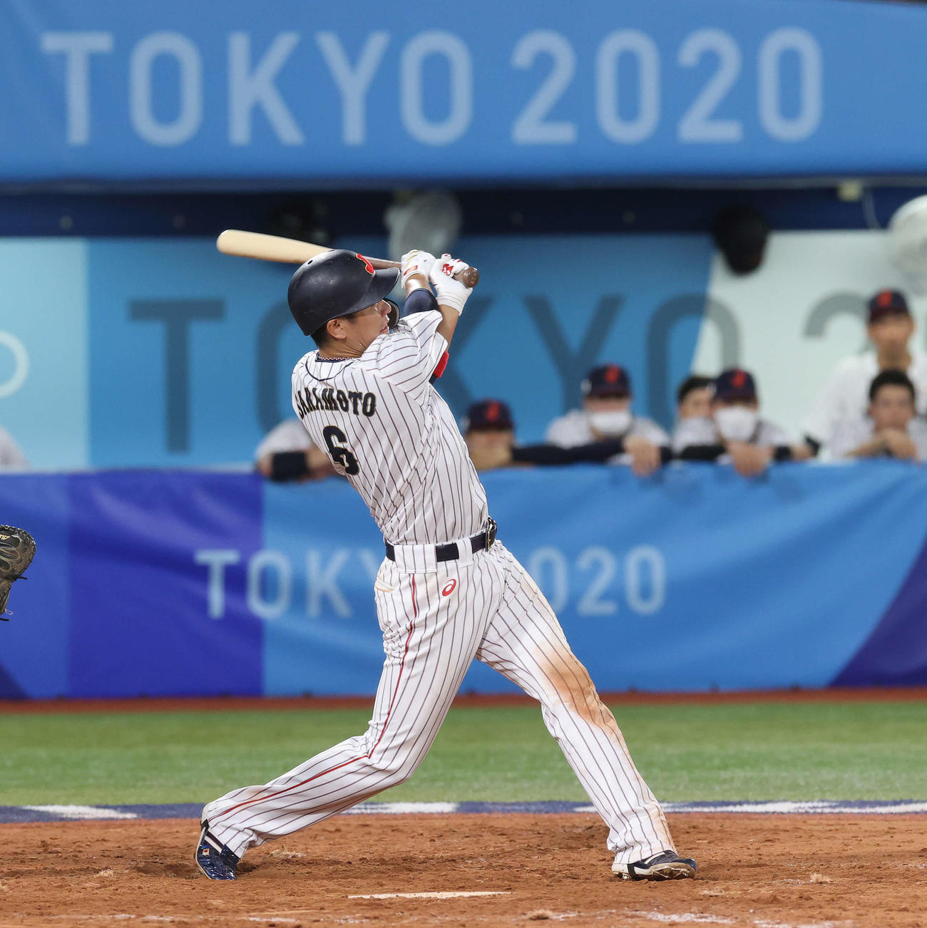 日本対米国　4回裏日本2死二塁、適時二塁打を放つ坂本（撮影・河野匠）