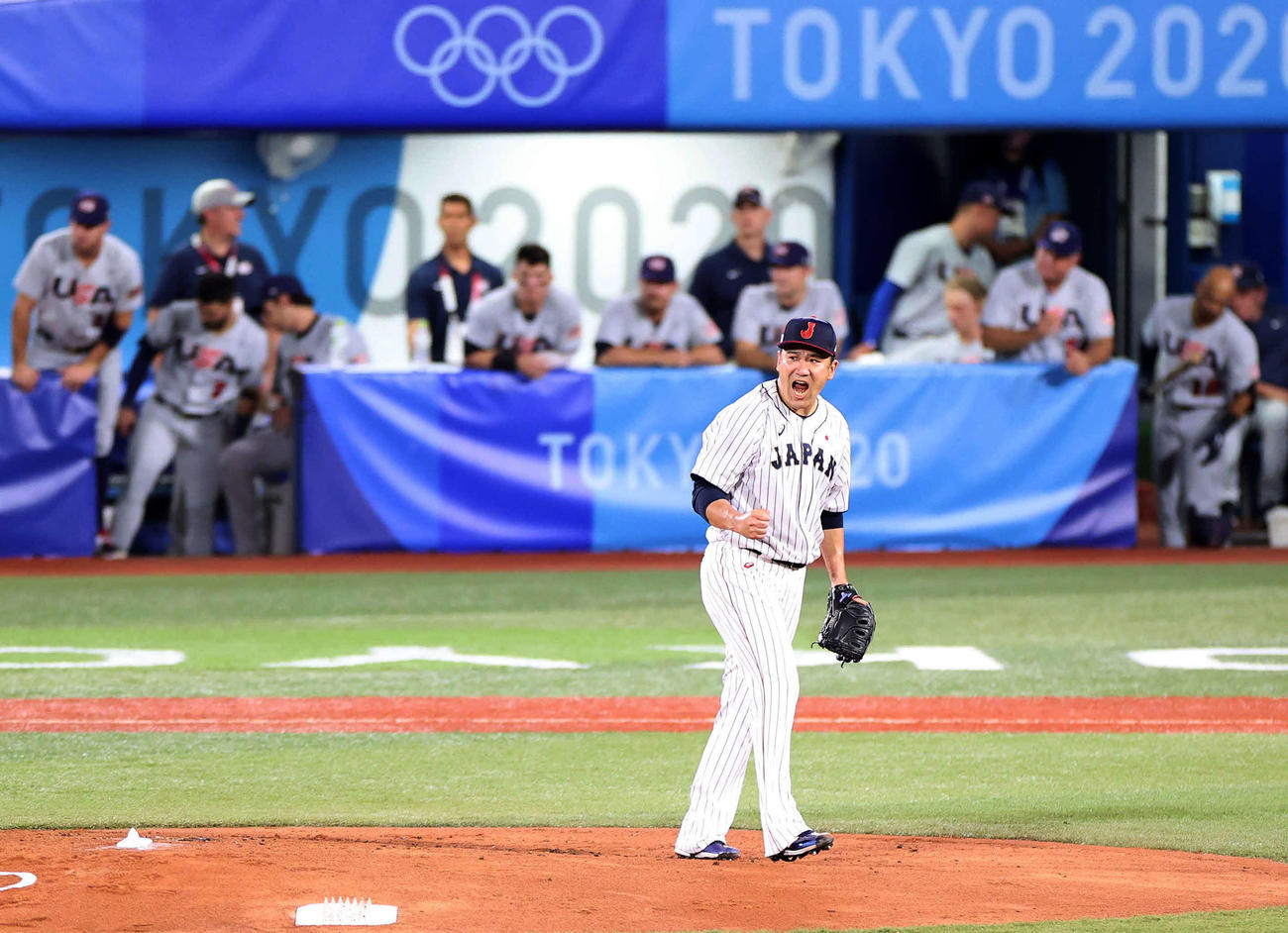 日本対米国　2回表米国1死一、三塁、併殺で無失点で切り抜け雄たけびを上げる田中将（撮影・河野匠）