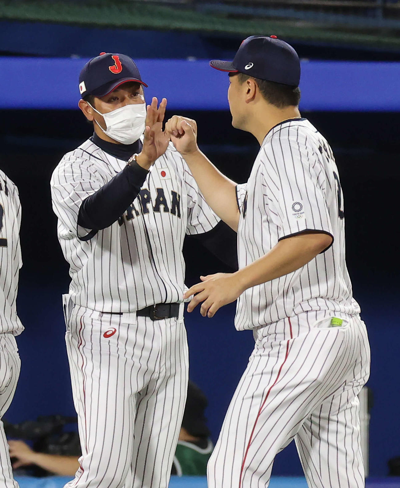 日本対米国　米国にサヨナラ勝ちし、田中将（右）を迎える稲葉監督（撮影・河野匠）