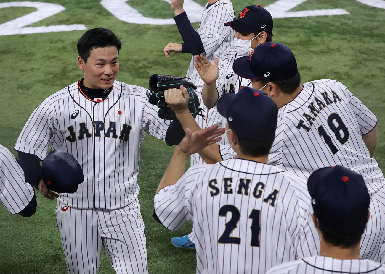 日本対米国　10回表を無失点に抑えた栗林（左）は田中将（右）らに迎えられる（撮影・河野匠）