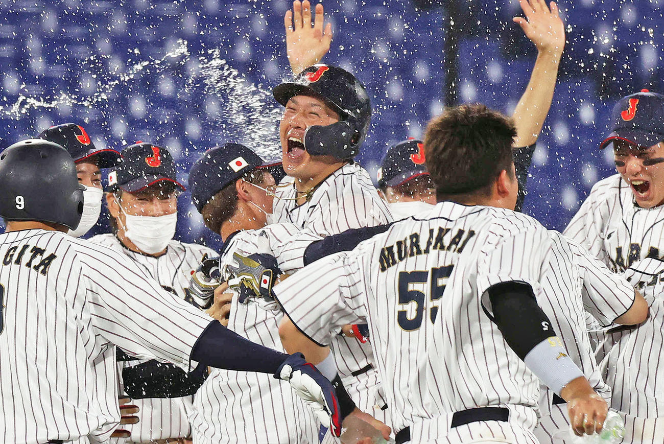 10回裏日本1死二、三塁、右翼フェンス直撃のサヨナラ打を放ち水を掛けられる甲斐（中央）（撮影・河野匠）