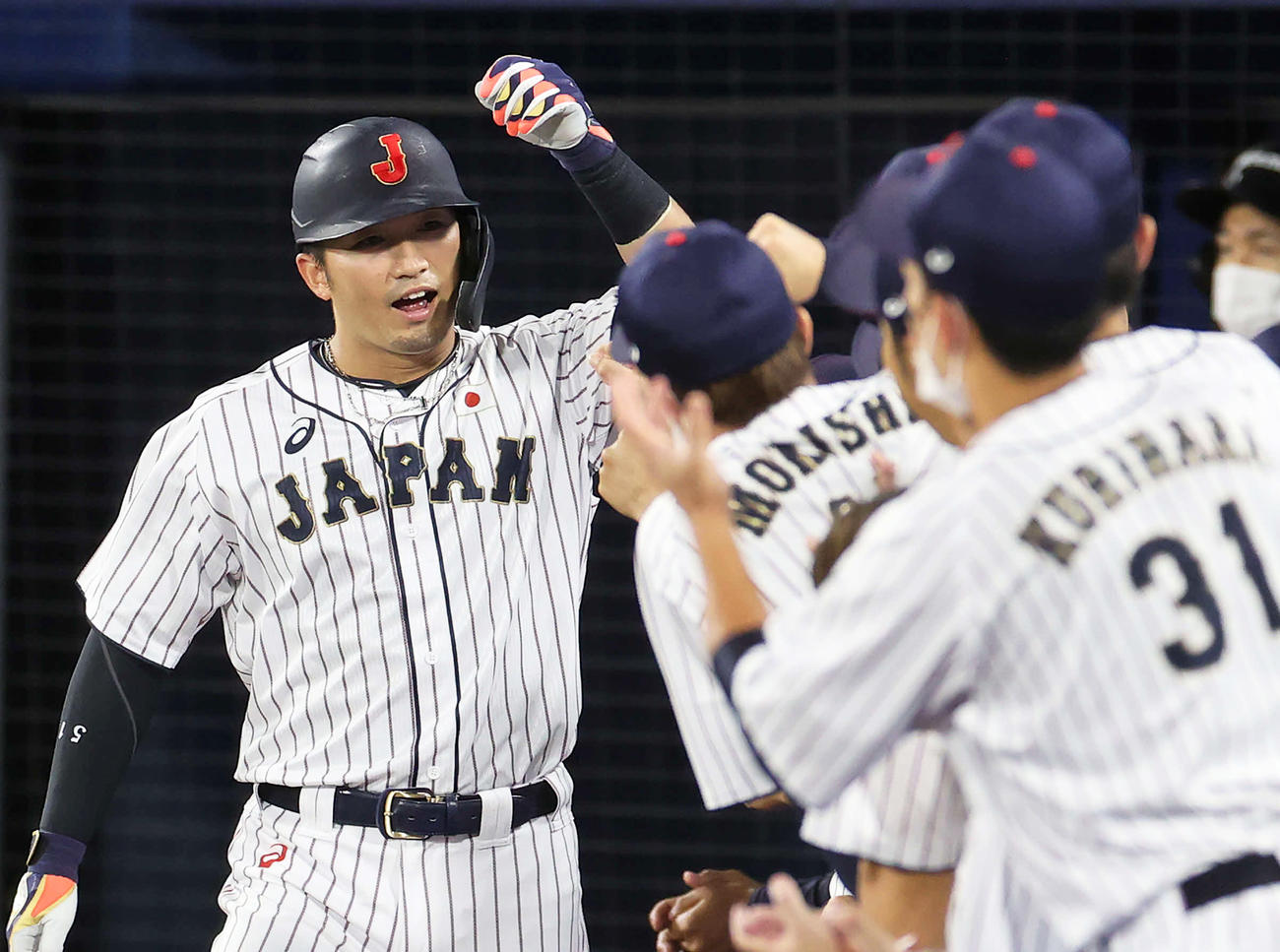 5回裏日本無死、本塁打を放ちベンチに迎えられる鈴木誠也（撮影・河野匠）