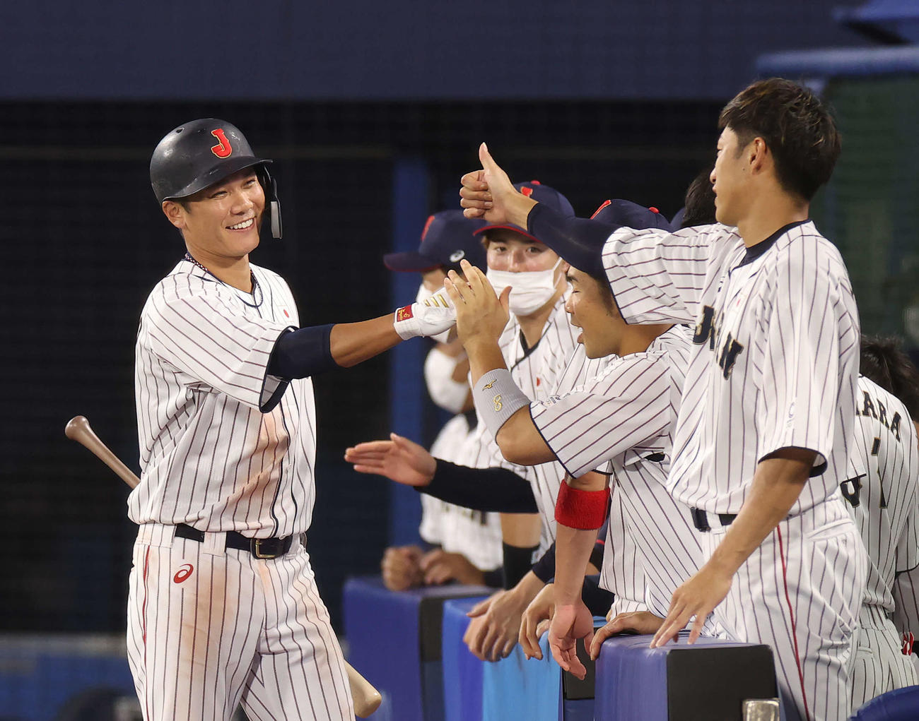 日本対韓国　3回裏日本1死二、三塁、先制の犠飛を放ちベンチ前で笑顔の坂本（撮影・河野匠）