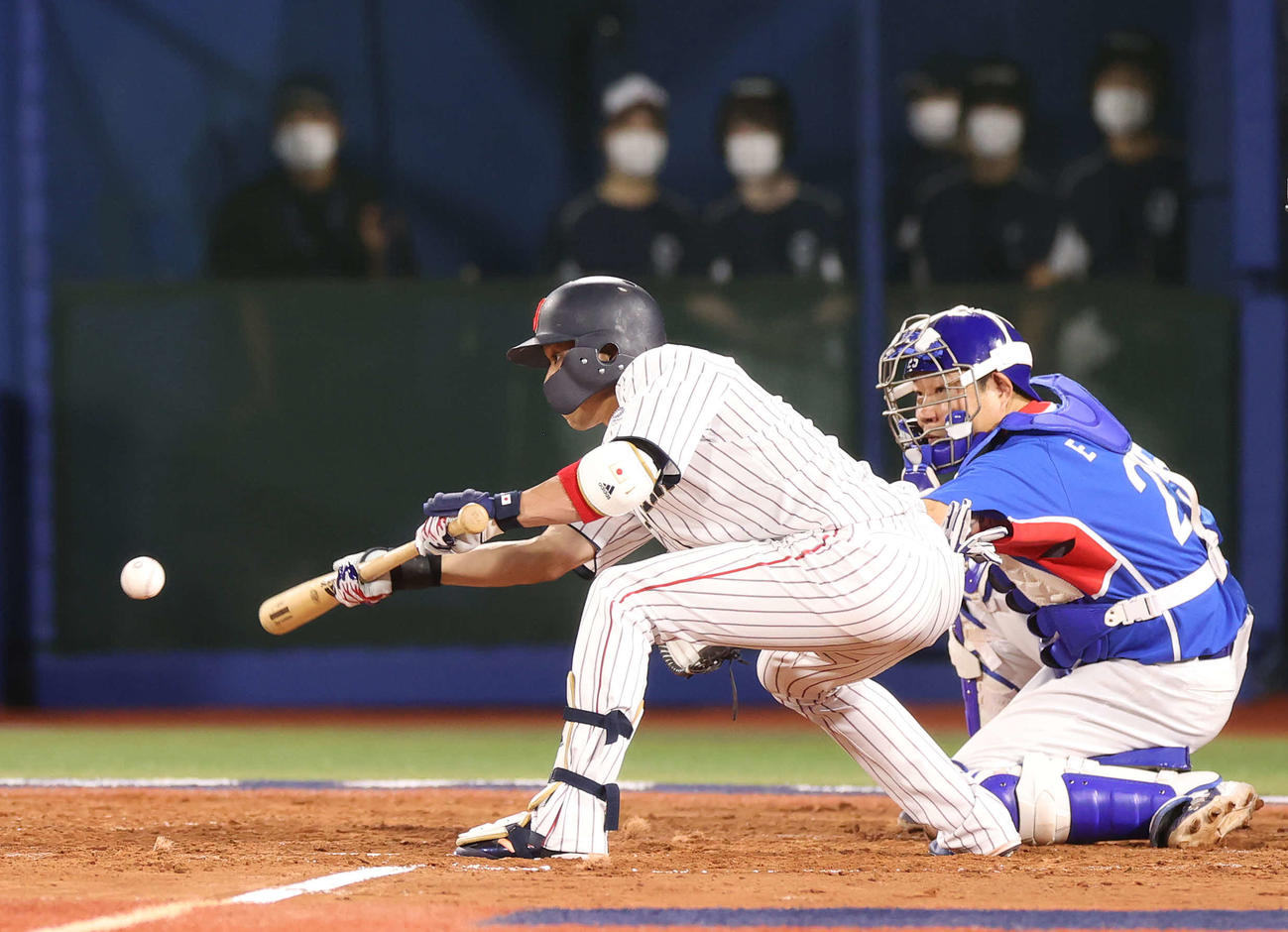 日本対韓国　3回裏日本無死一、二塁、犠打を決める山田（撮影・河野匠）