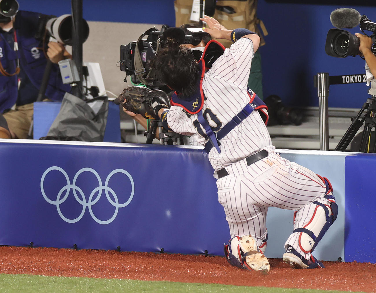 日本対韓国　4回表、フェンスに激突しながら邪飛を捕球する甲斐（撮影・河野匠）