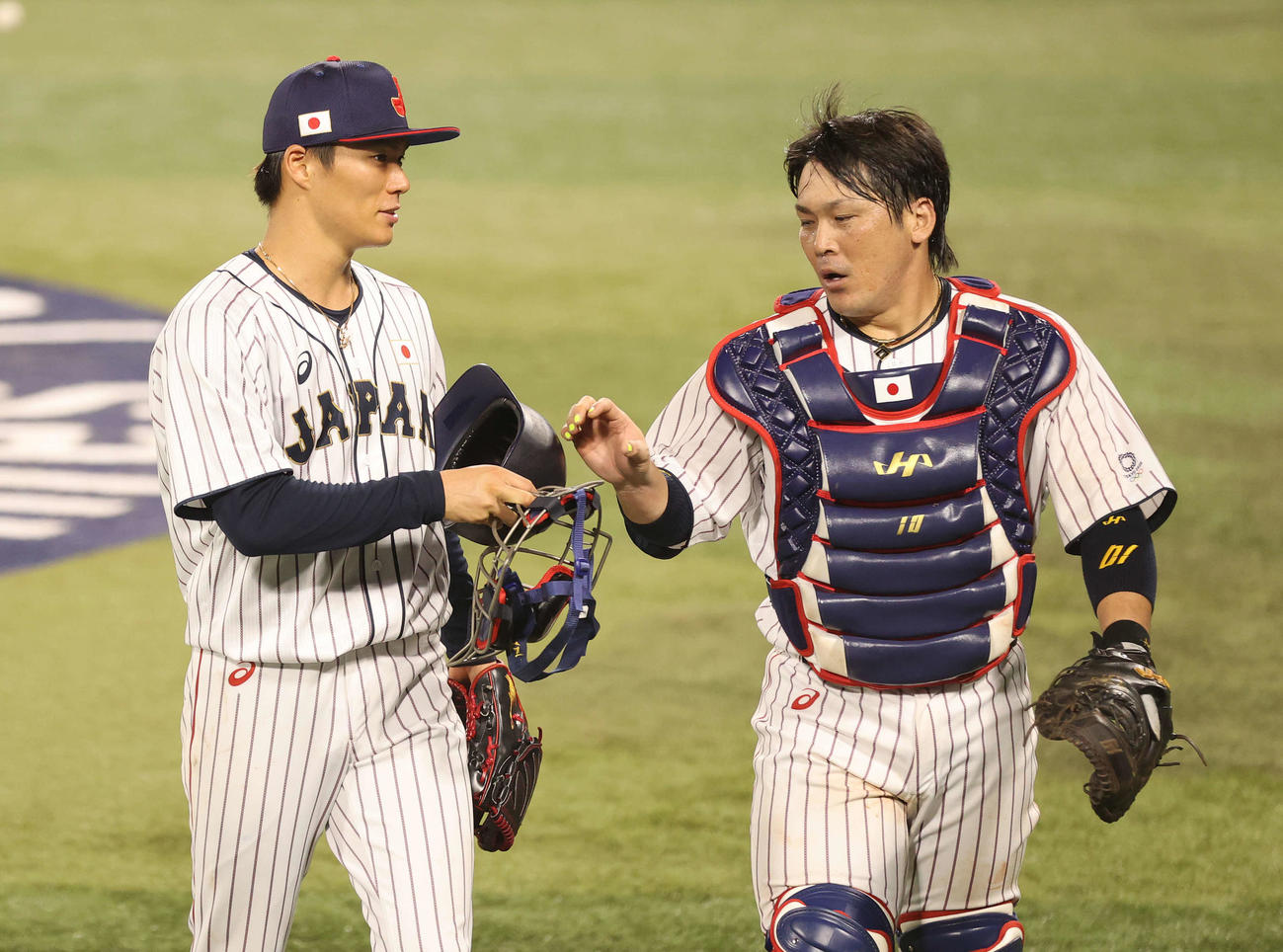 日本対韓国　4回表を終え、好守の甲斐（右）にマスクを渡す山本（撮影・河野匠）