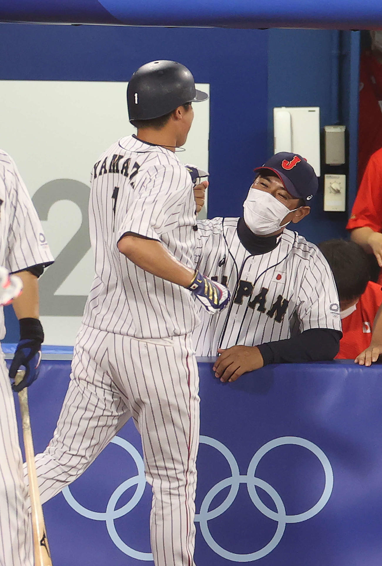 日本対韓国　5回裏日本1死三塁、吉田正の適時打で生還した山田（手前）を迎える稲葉監督（撮影・河野匠）