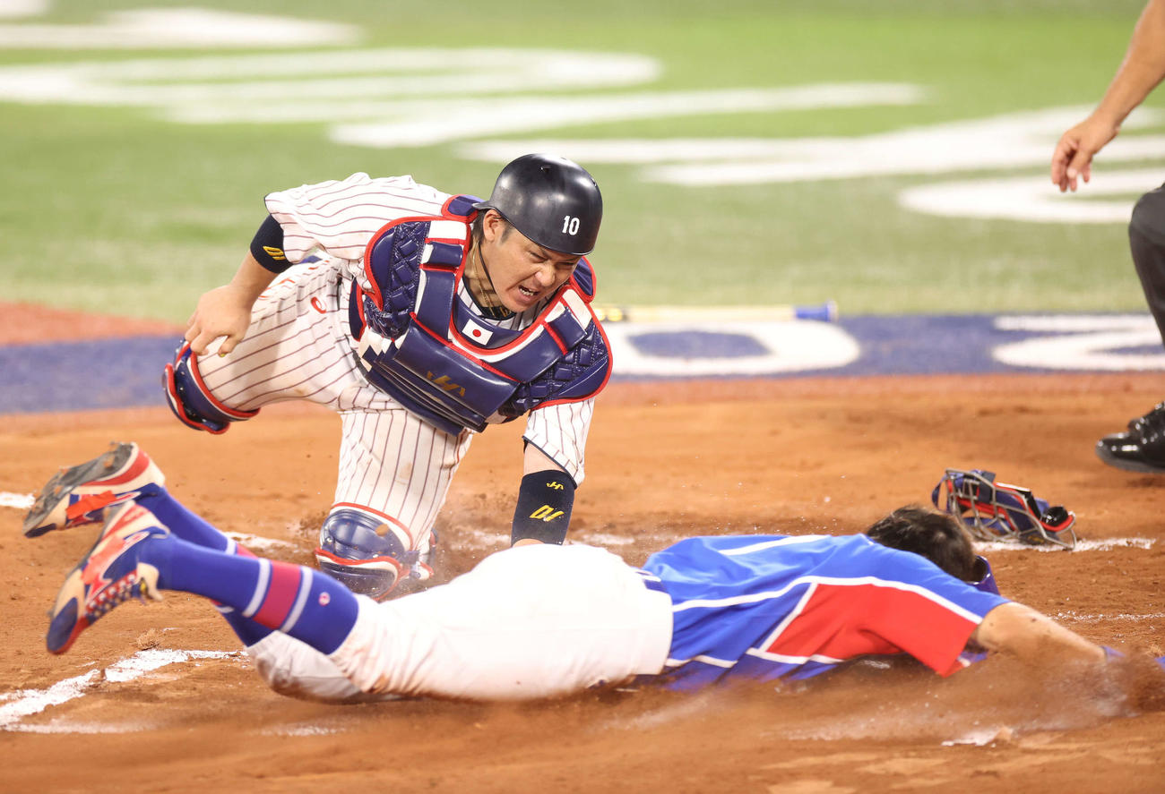 日本対韓国　6回表韓国無死二塁、姜白虎の適時打で朴海旻の生還を許す甲斐（撮影・河野匠）