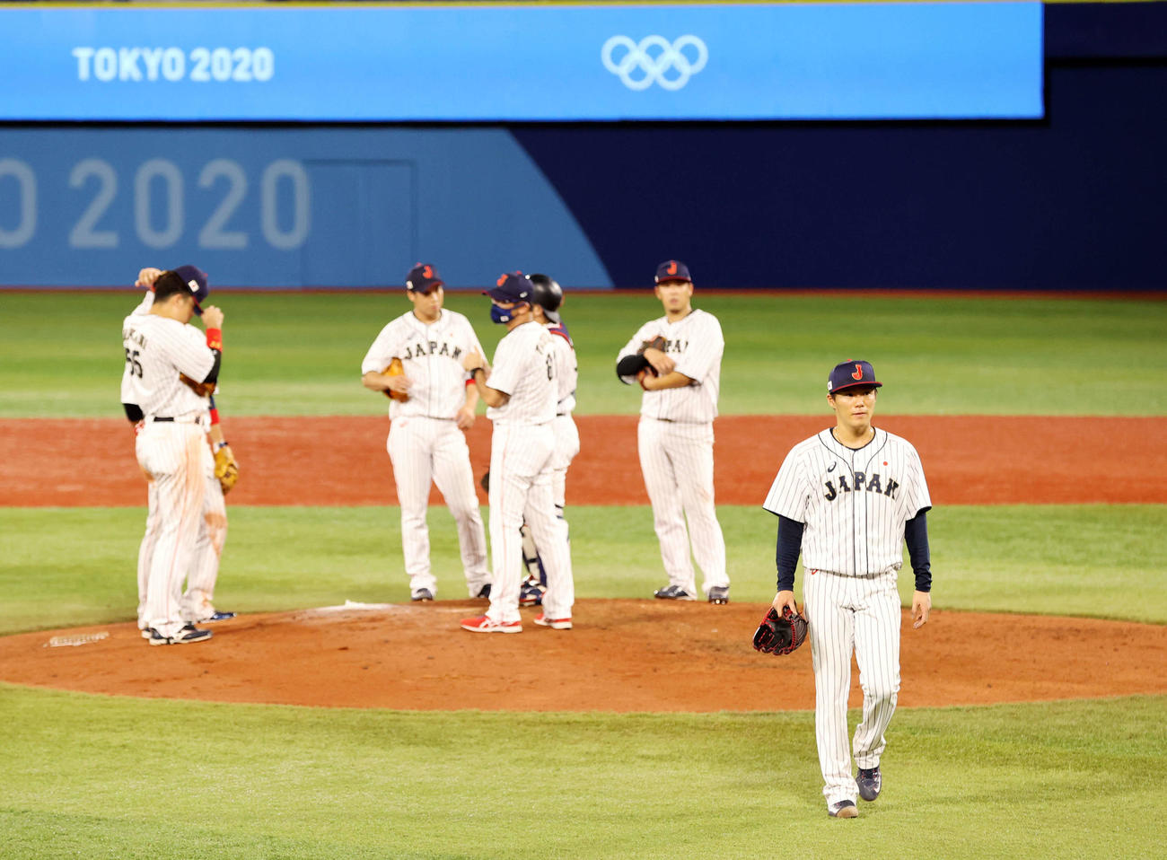 日本対韓国　6回表韓国1死一、三塁、降板となる山本（手前）（撮影・河野匠）