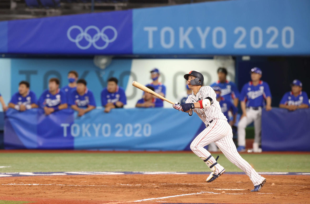 日本対韓国　8回裏日本2死満塁、勝ち越しの左越え3点適時二塁打を放つ山田（撮影・河野匠）