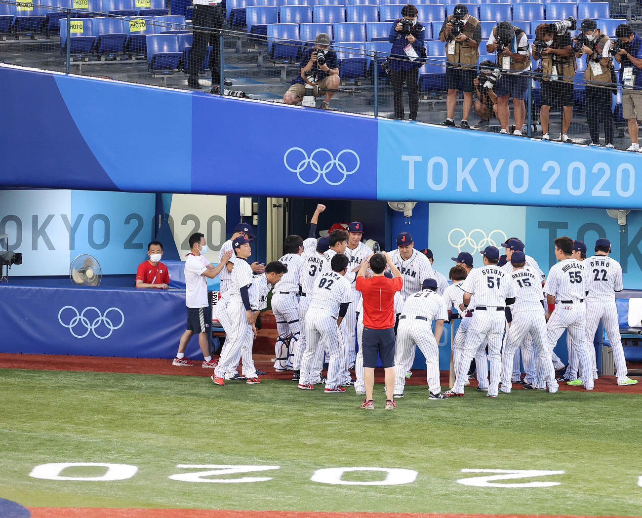 日本対韓国　試合前、円陣を組む日本ナイン。中央は声出しをした田中将（撮影・河野匠）