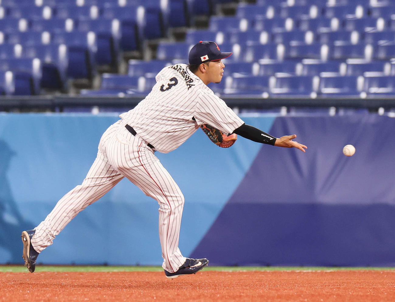 日本対韓国　2回表韓国無死、好守を見せた浅村（撮影・河野匠）