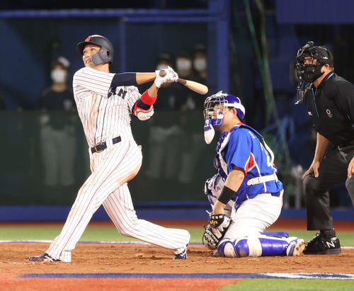 日本対韓国　3回裏日本1死二、三塁、先制の犠飛を放つ坂本（撮影・河野匠）