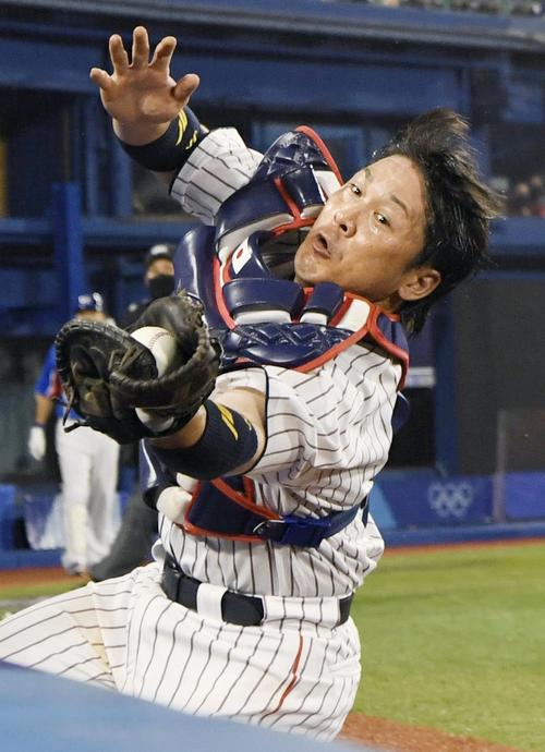 4回、捕邪飛を好捕する甲斐（共同）