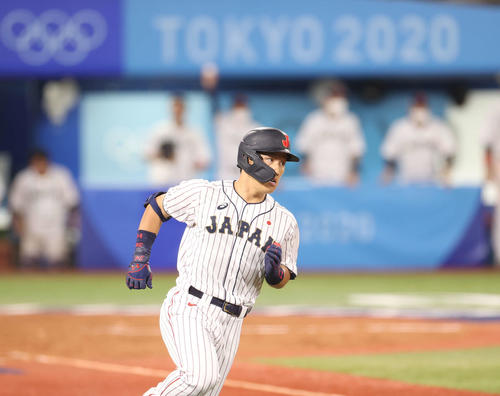 日本対韓国　5回裏日本1死三塁、適時打を放ち一塁に向かう吉田正（撮影・河野匠）