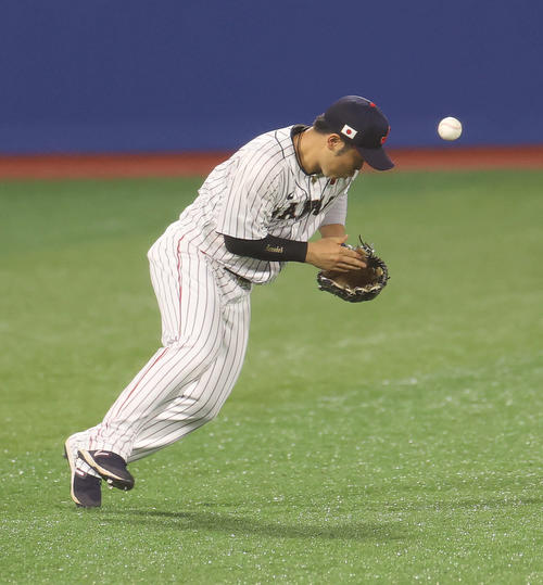 日本対韓国　6回表韓国無死、朴海旻の打球をファンブルし二塁進塁を許す左翼手の近藤（撮影・河野匠）