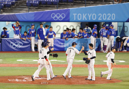日本対韓国　韓国を下し決勝進出を決めたナインは喜び合う（撮影・河野匠）
