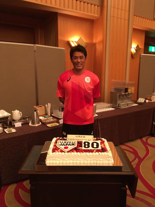 侍ジャパン稲葉監督が誕生日 赤パンツ贈呈 青柳はバースデーソング熱唱 野球 ソフトボール 東京オリンピック 日刊スポーツ