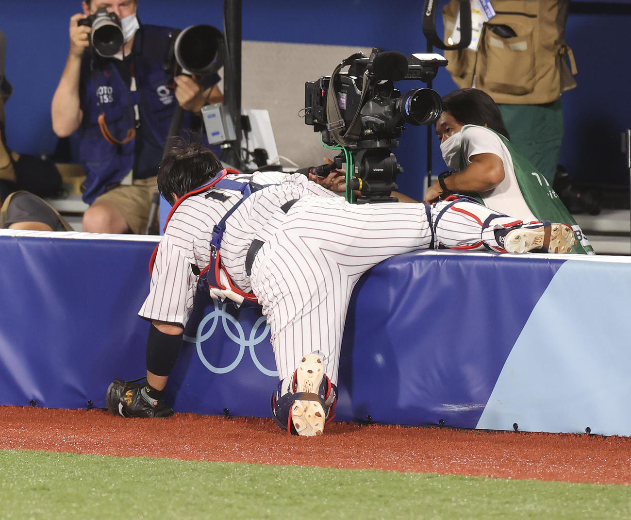 日本対韓国　4回表、フェンスに激突しながら邪飛を捕球する甲斐（撮影・河野匠）