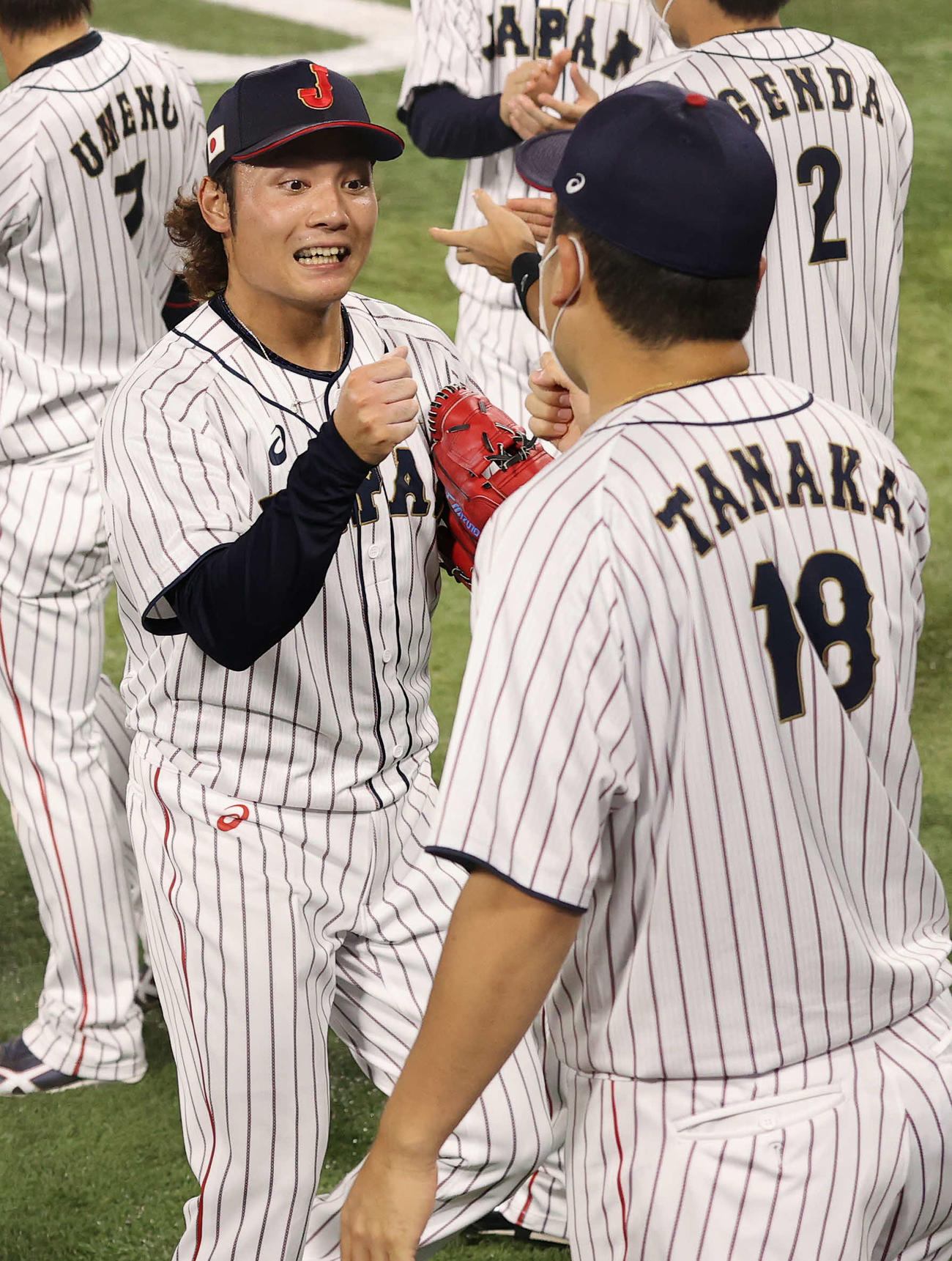 日本対韓国　7回表を無失点に抑え、田中将（手前）に迎えられる伊藤（撮影・河野匠）