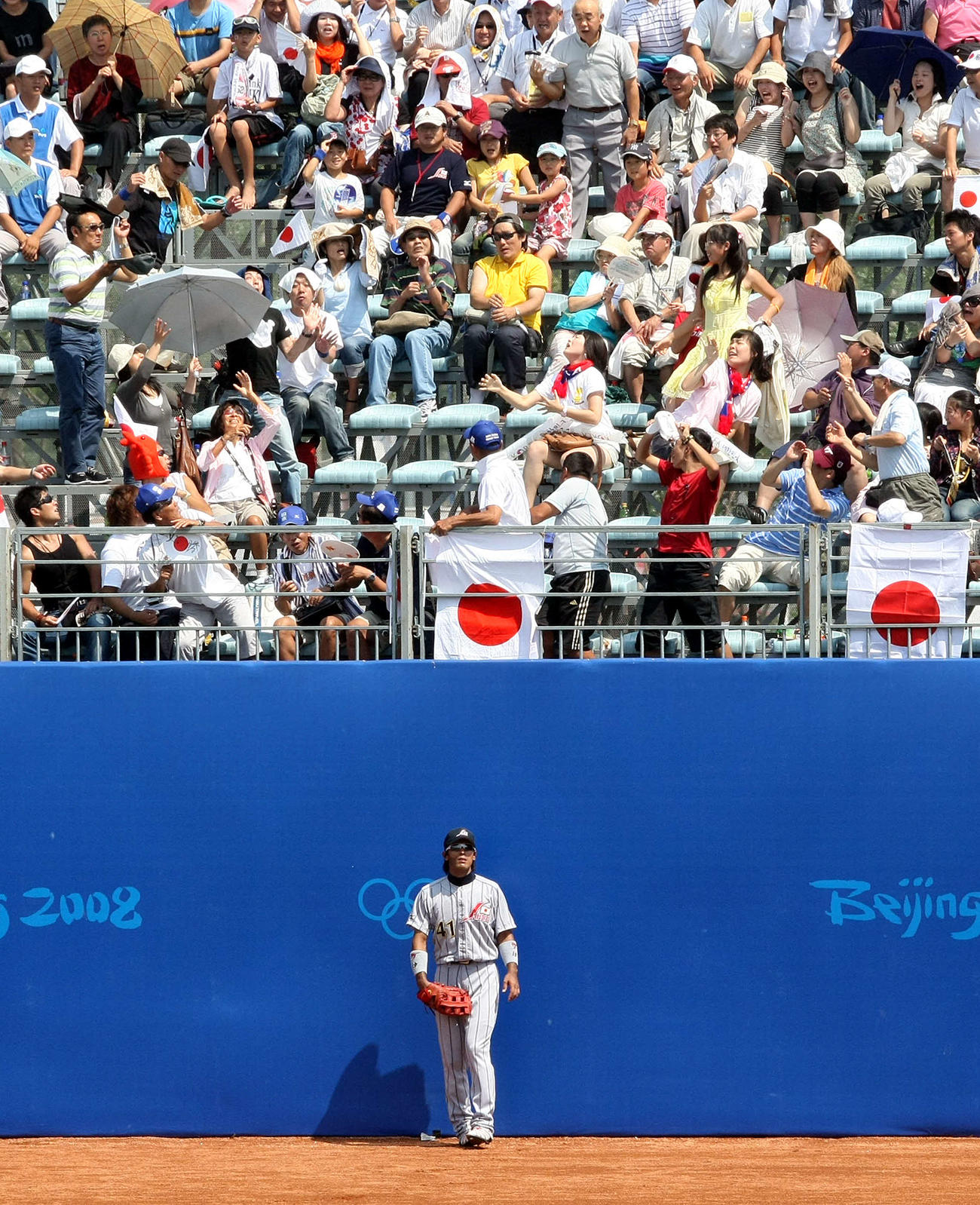 北京五輪野球準決勝　日本対韓国　8回裏1死一塁、打者李承■（■は火ヘンに華）（イ・スンヨプ）の勝ち越し2点本塁打の打球は右中間の日本応援席に入る　手前は稲葉篤紀（2008年8月22日）