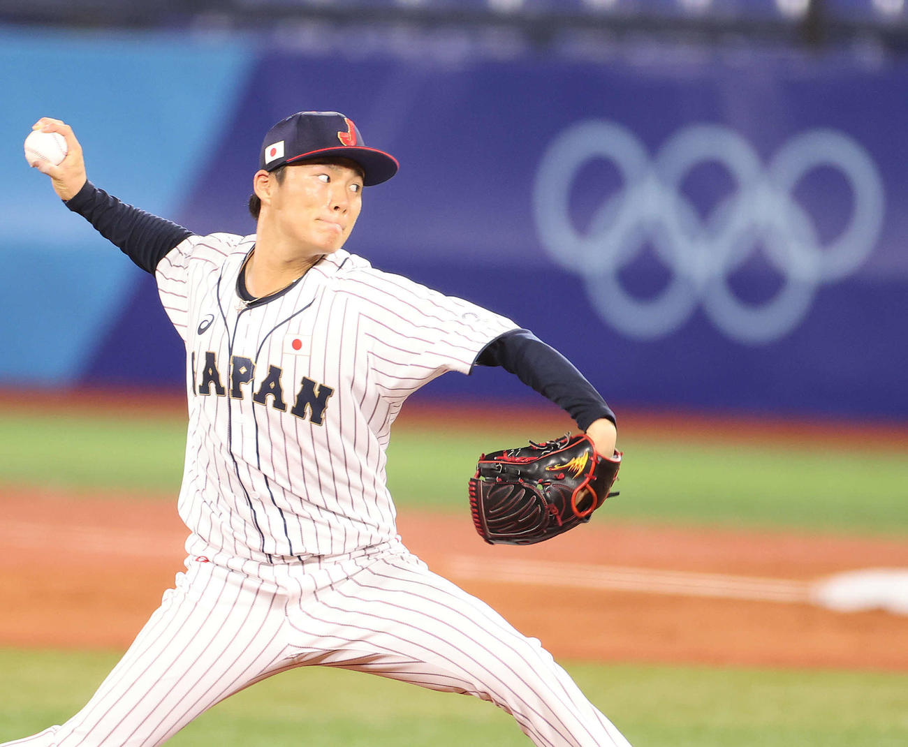 2021年8月4日、日本対韓国　力投する日本先発の山本（撮影・河野匠）
