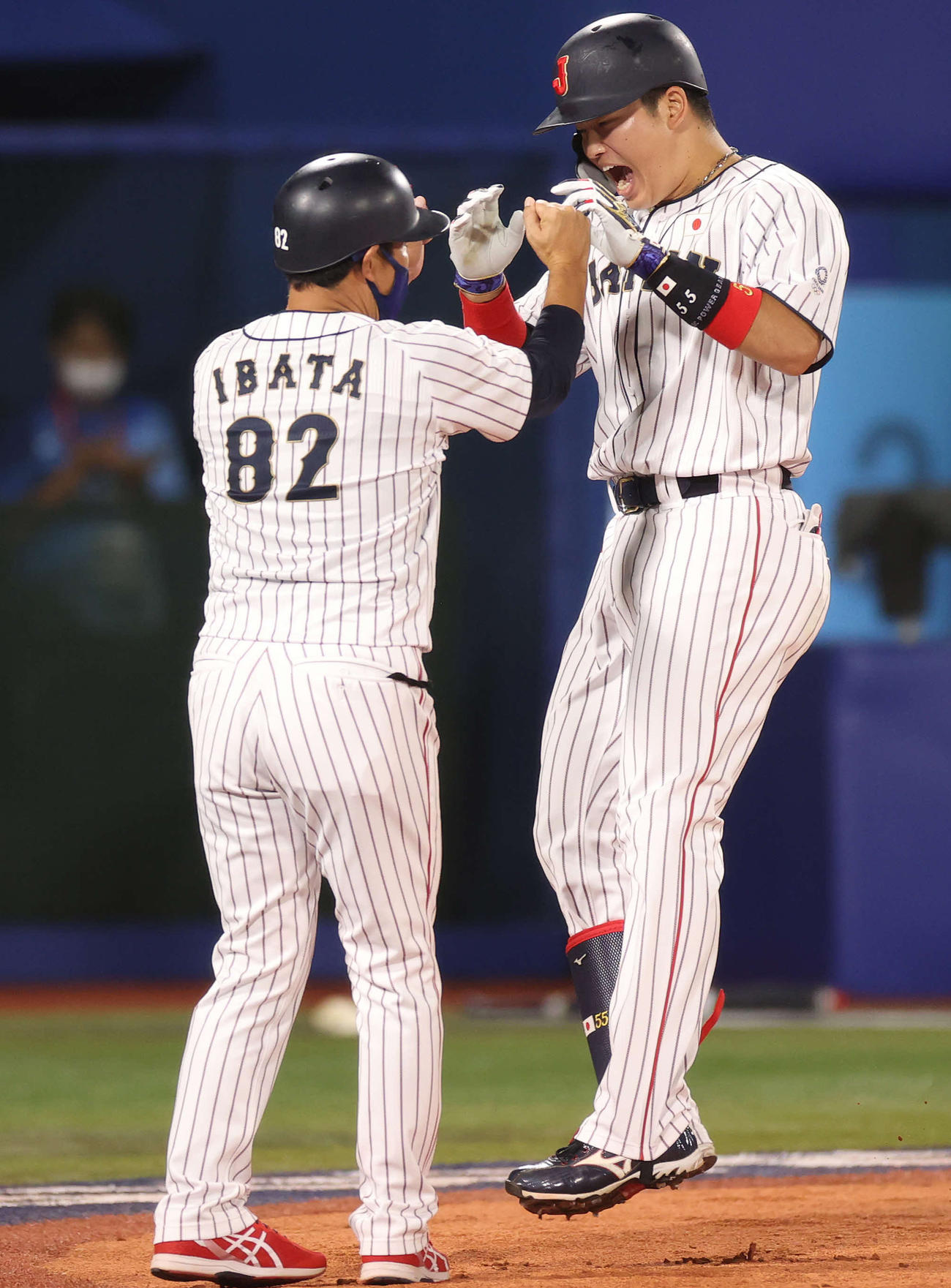 日本対米国　3回裏日本1死、先制本塁打を放ち井端コーチ（左）に迎えられる村上（撮影・河野匠）