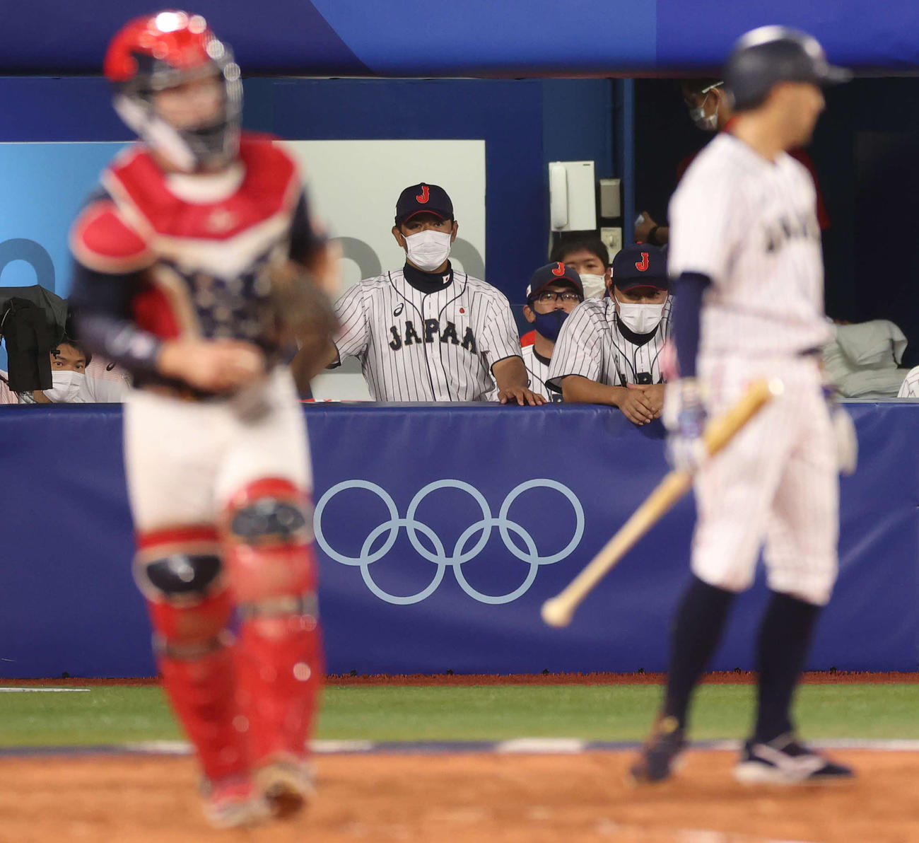 日本対米国　4回裏日本2死満塁、空振り三振に倒れる菊池涼（手前右）を見つめる稲葉監督（中央）（撮影・河野匠）