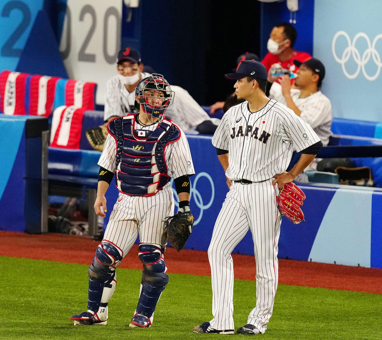 日本対米国　6回表開始前、日本捕手甲斐（左）と話す2番手の千賀（撮影・江口和貴）
