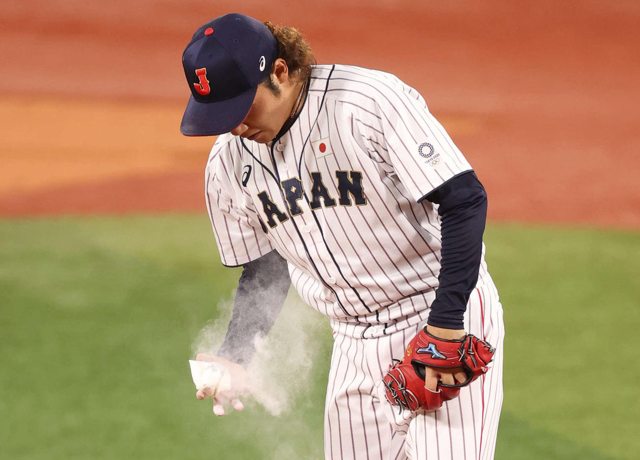 日本対米国　7回表に日本3番手で登板した伊藤はたっぷりとロジンを手にする（撮影・河野匠）
