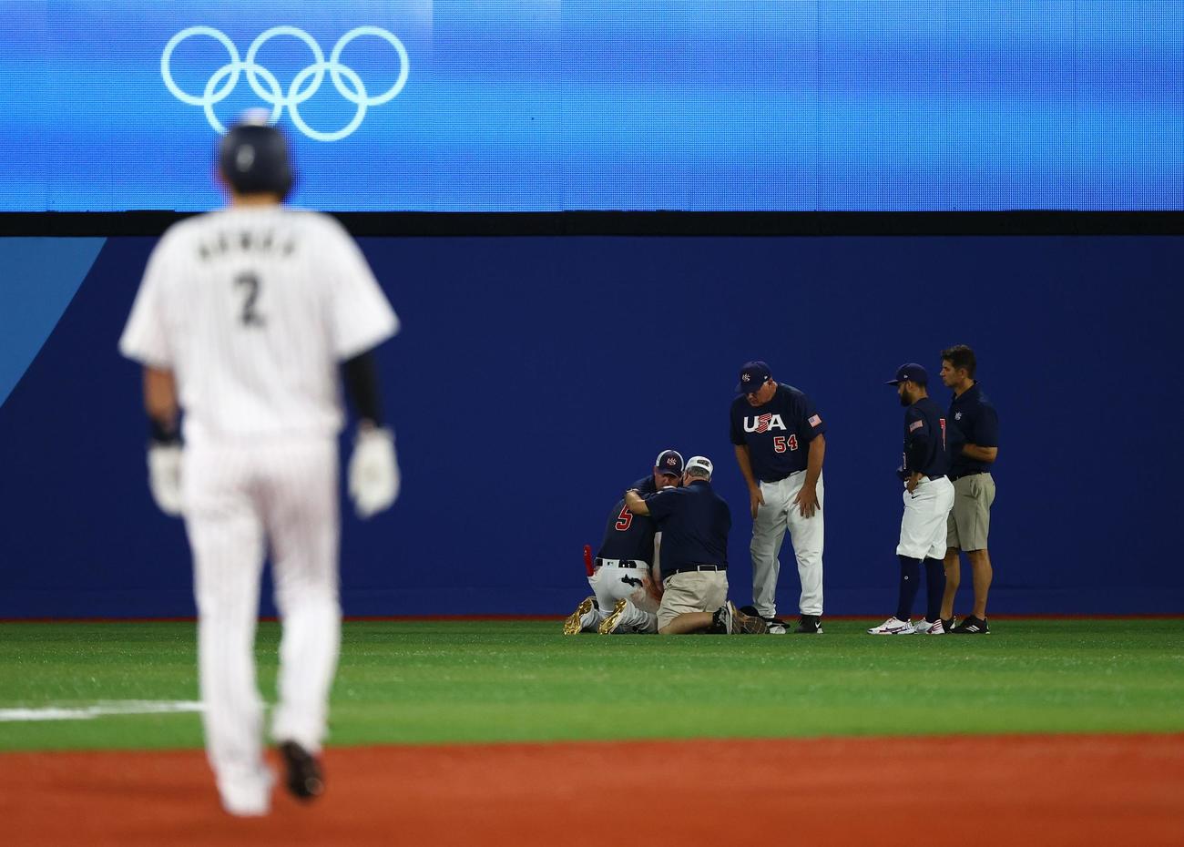 日本対米国　7回、米国のフィリアは浅村の打球を追ってダイビングキャッチを試みるも捕球できず。負傷し、治療を受ける（ロイター）
