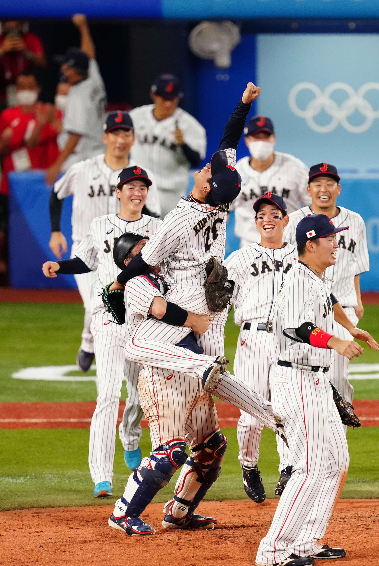 日本対米国　優勝を決め日本捕手甲斐（手前左）に持ち上げられる栗林（撮影・江口和貴）
