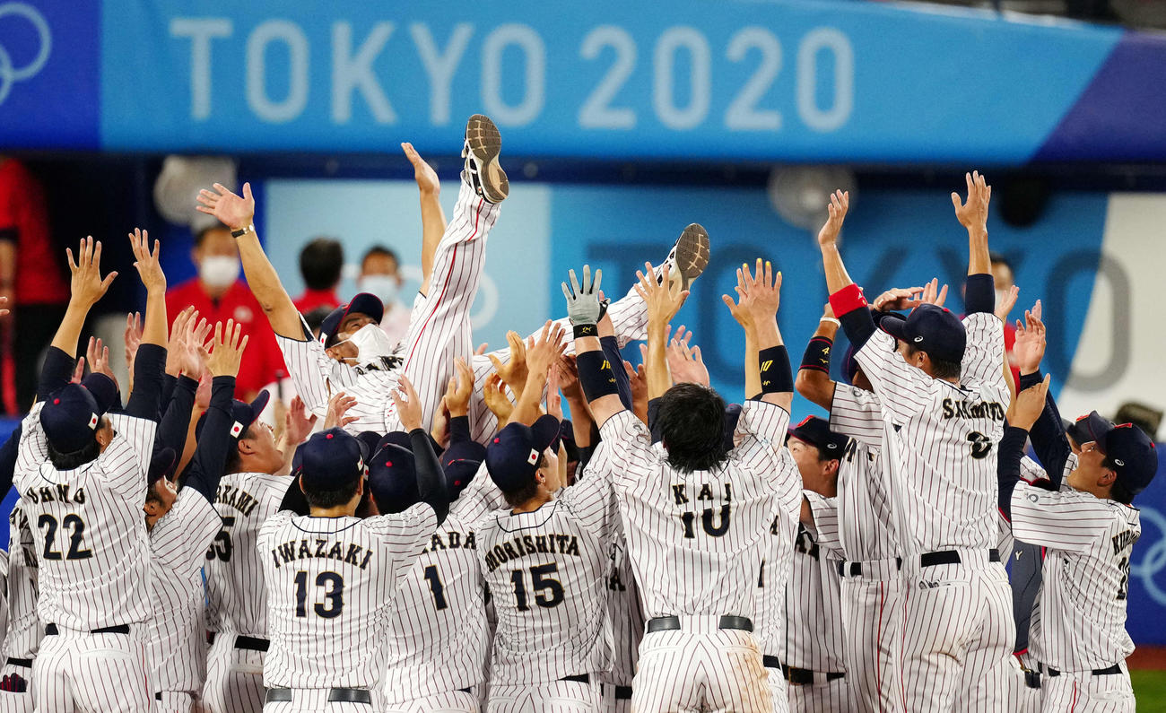 日本対米国　優勝を決め日本の選手たちに胴上げされる稲葉監督（撮影・江口和貴）