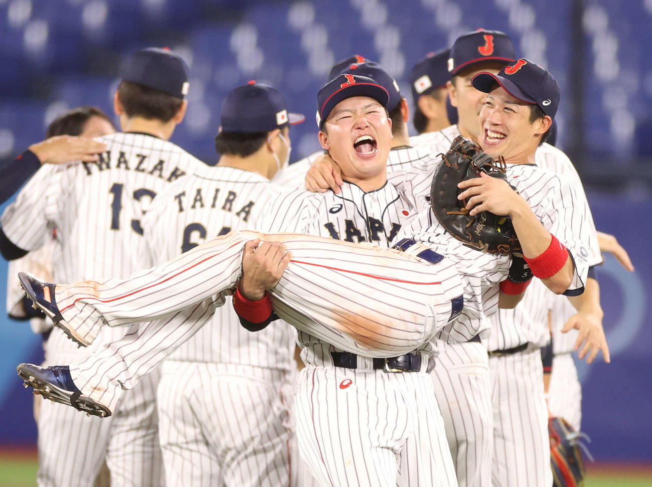 日本対米国　米国に勝利し山田（手前）を抱え上げて喜ぶ村上（撮影・河野匠）