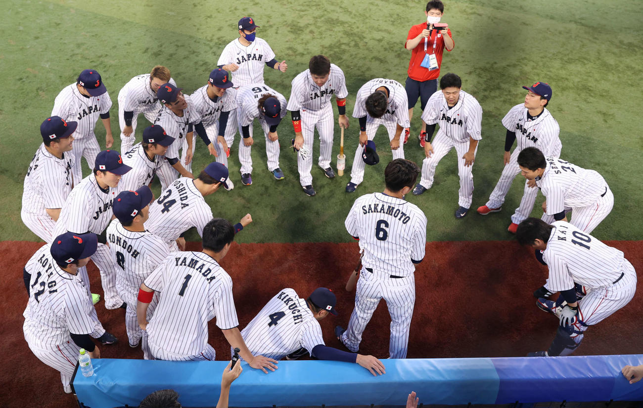 日本対米国　試合前の円陣で声出しする坂本（手前中央）（撮影・河野匠）
