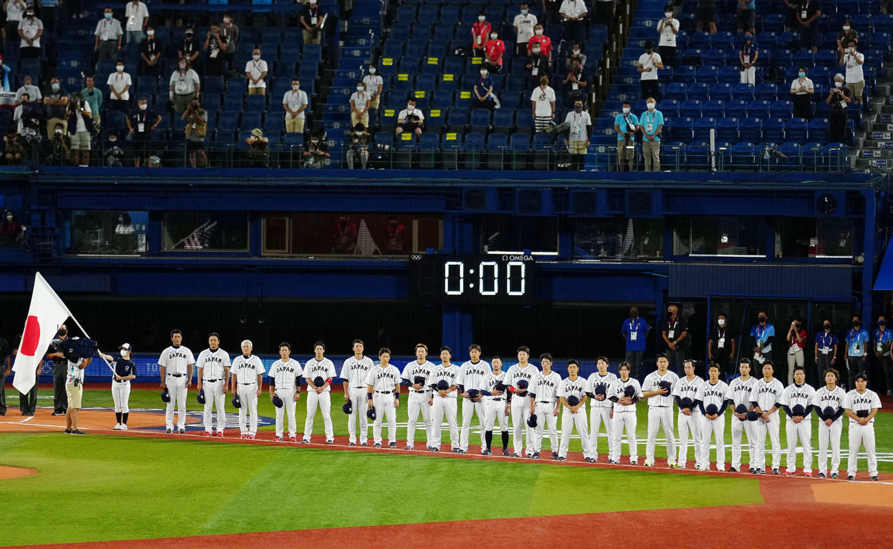 日本対米国　試合前、君が代斉唱する日本の選手たち（撮影・江口和貴）