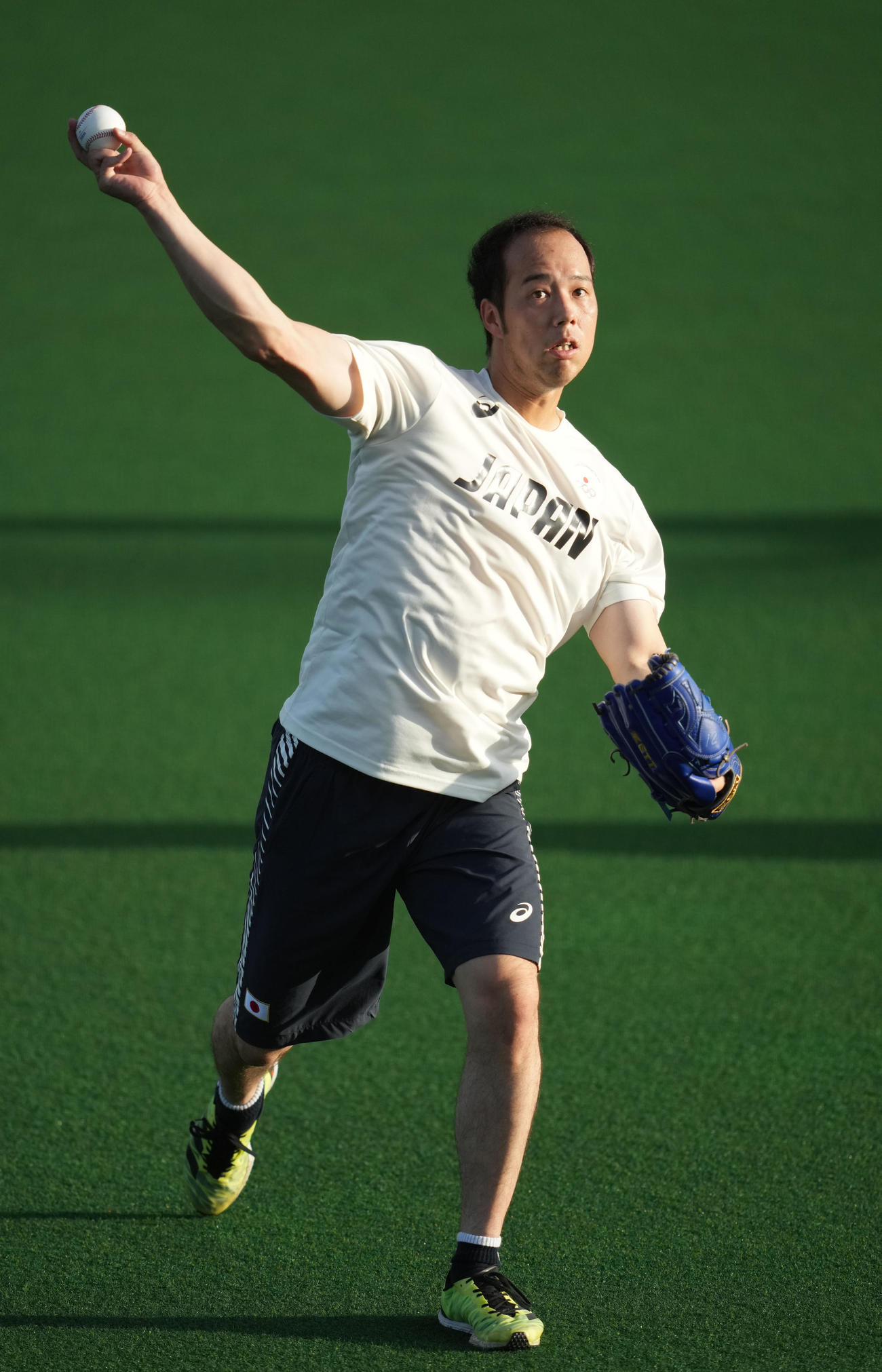 キャッチボールをする侍ジャパン青柳（撮影・横山健太）
